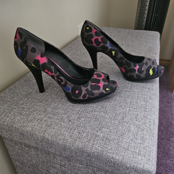 Women's Colored Leopard  Print heels - Picture 2 of 7